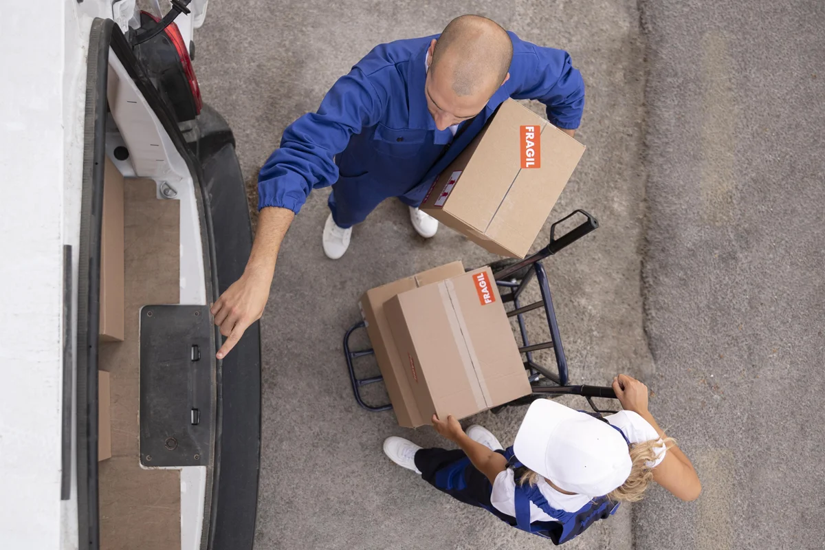 Trabajadores de Wolf Transporte realizando servicio de transporte de mercancías nacional